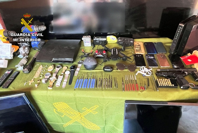 La Guardia Civil detiene a un joven que se valía de herramientas de cerrajería para robar en viviendas y comercios de Águilas