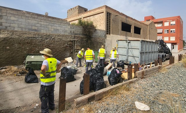 Los alumnos-trabajadores del programa experiencial "Águilas Más Limpia" retiran más de 120 sacos de residuos en las inmediaciones de la línea del ferrocarril