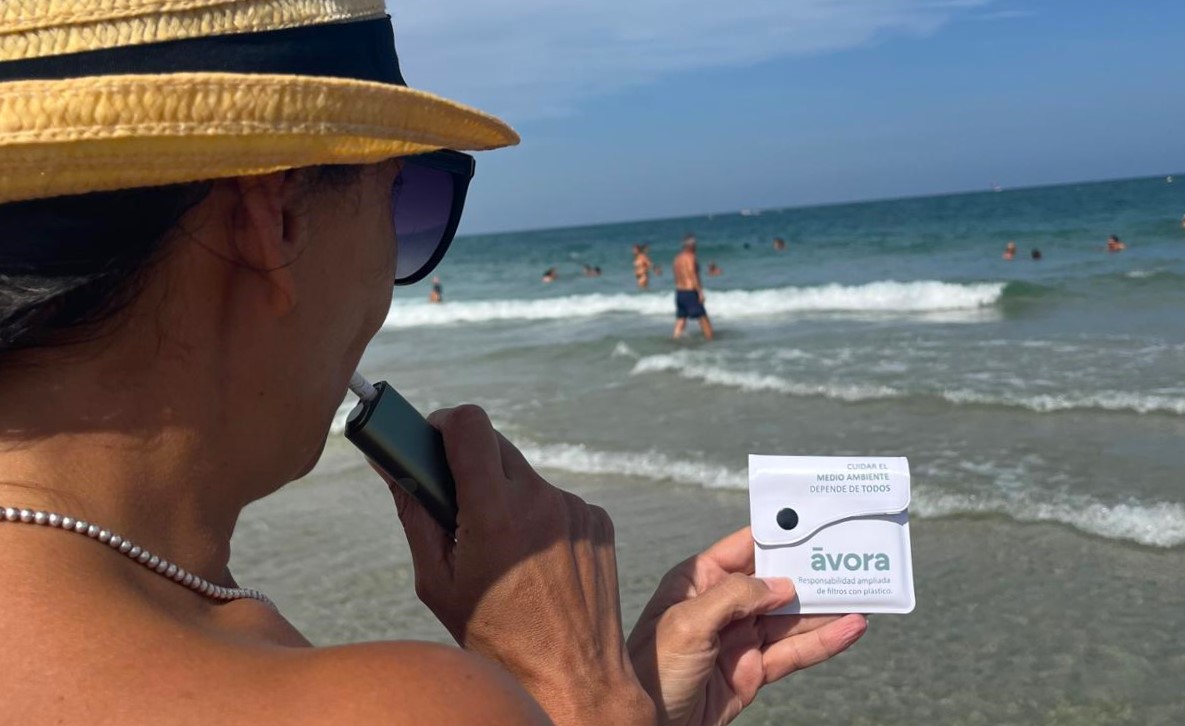 La campaña “Depende de TODOS” promueve la reducción de colillas en las playas de Águilas