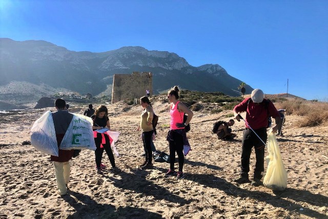 Cerca de doscientos voluntarios participan en una jornada de limpieza de residuos plásticos en playas de Marina de Cope