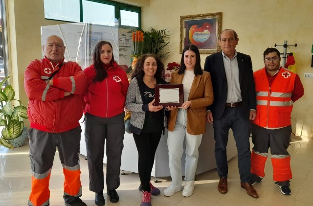 Cruz Roja Águilas entrega a Pozo Sur una placa de reconocimiento por su colaboración en programas de ayuda humanitaria