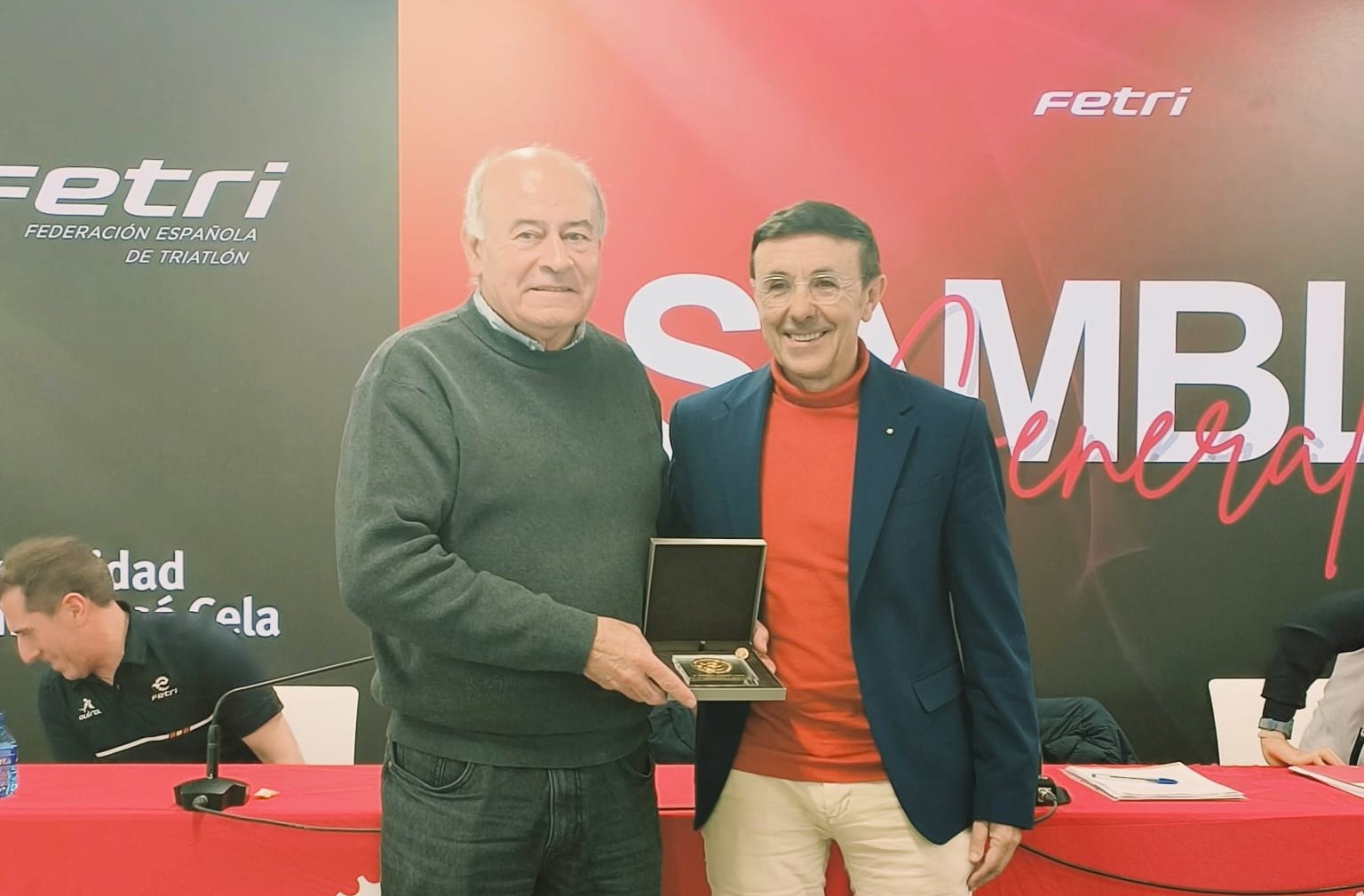 Salvador Palazón, distinguido con la Medalla de Oro de la Federación Española de Triatlón por su compromiso con el deporte