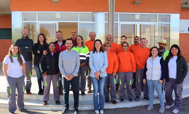 Los alumnos-trabajadores del programa “Águilas más limpia” reciben sus contratos