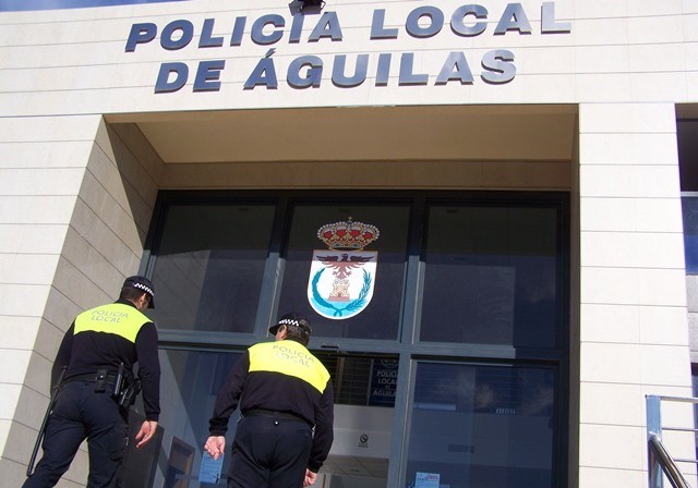 La Policía Local de Águilas detiene a una persona que presuntamente golpeó y arrojó al suelo a una joven para robarle 