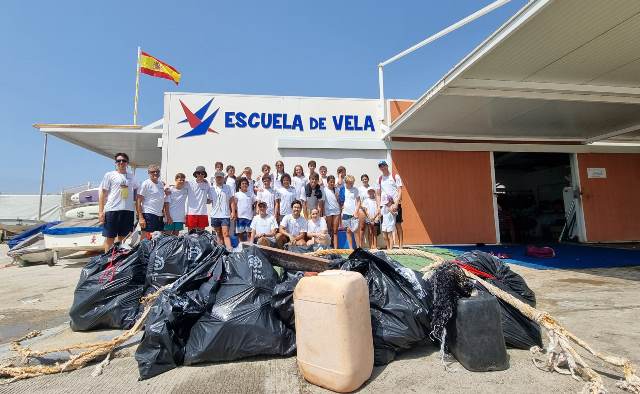 30 voluntarios se unieron al Club Náutico de Águilas en una fructífera jornada de limpieza de calas de difícil acceso
