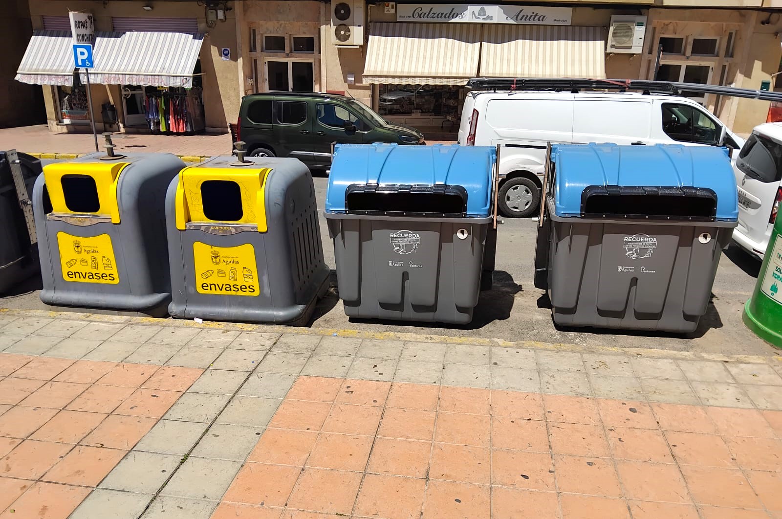 Águilas renueva sus contenedores de reciclaje