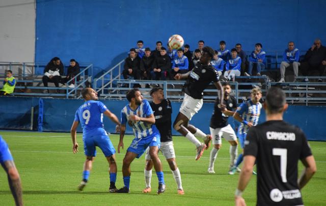 El Águilas pierde con justicia ante un gran Torremolinos el encuentro aplazado y se queda a tres puntos del playoff de ascenso