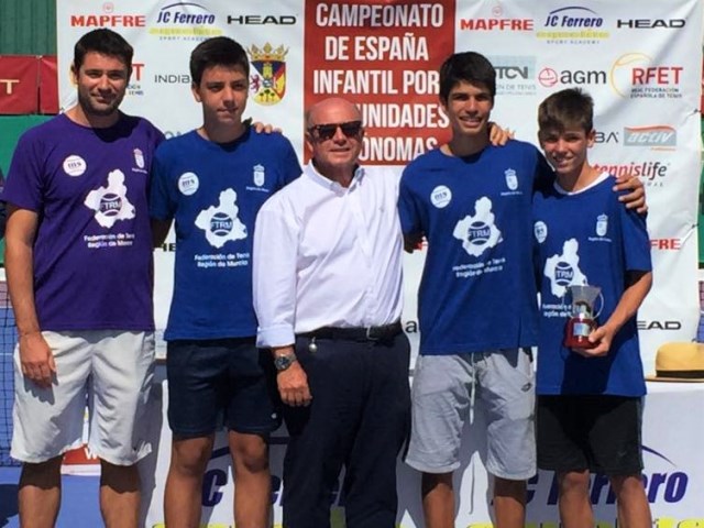 El equipo regional de tenis infantil, en el que se integra el aguileño Diego Navarro, se proclama Campeón de España 