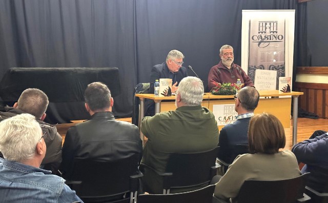 Jesús Cánovas presenta su último libro en el Casino de Águilas
