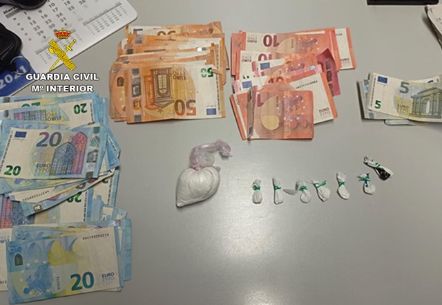La Guardia Civil detiene in fraganti en Águilas a dos individuos con más de 200 dosis de cocaína