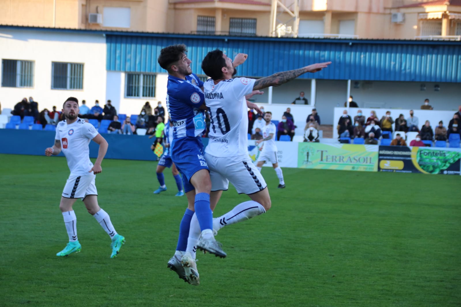 Un gol de Mike Gaffoor da el triunfo a un Águilas que no ganaba en casa desde el 19 de septiembre y sale del descenso