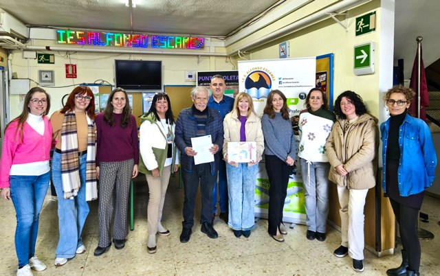 El IES Alfonso Escámez realiza una donación solidaria a la Asociación Española Contra el Cáncer de Águilas