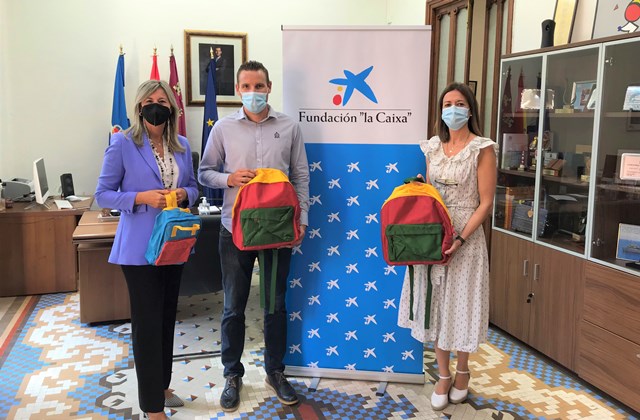 90 alumnos en sitiación de vulnerabilidad reciben material escolar donado por Fundación "la Caixa" y CaixaBank