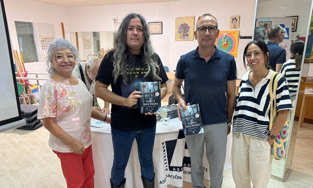 La sede de la Asociación Alzheimer Águilas acoge la presentación de la novela ‘Morir dos veces’