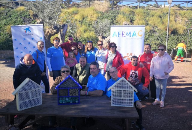 Miembros de Afemac y voluntarios de La Caixa comparten una jornada de convivencia en el paraje aguileño del Molino del Saltaor 