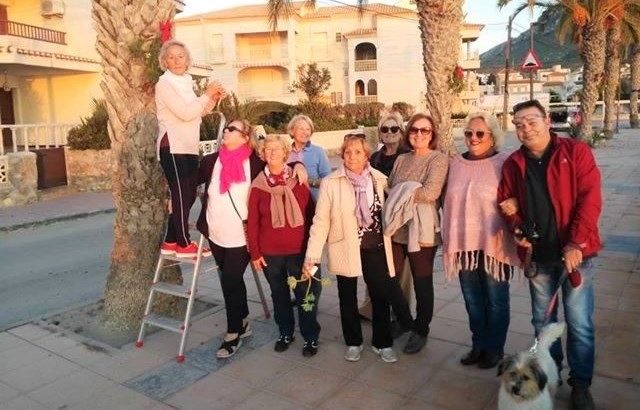 Ciudadanos de varias nacionalidades decoran con motivos navideños el Paseo Marítimo de Calabardina  