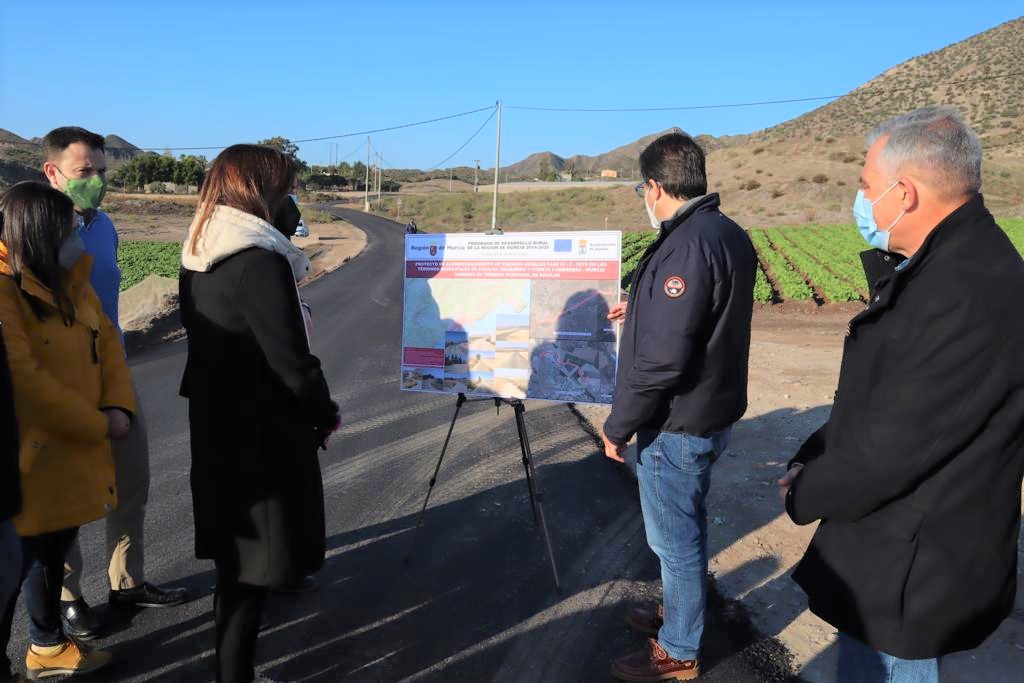 La alcaldesa visita junto al consejero las actuaciones desarrolladas en Los Collados de en Medio y Cabezo Negro