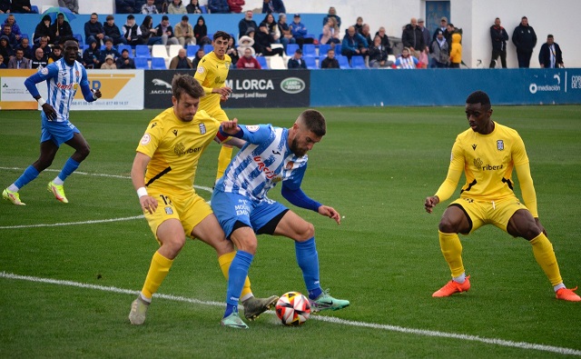 El Águilas no pasa del empate ante el colista, pero recorta un punto a la zona de ascenso