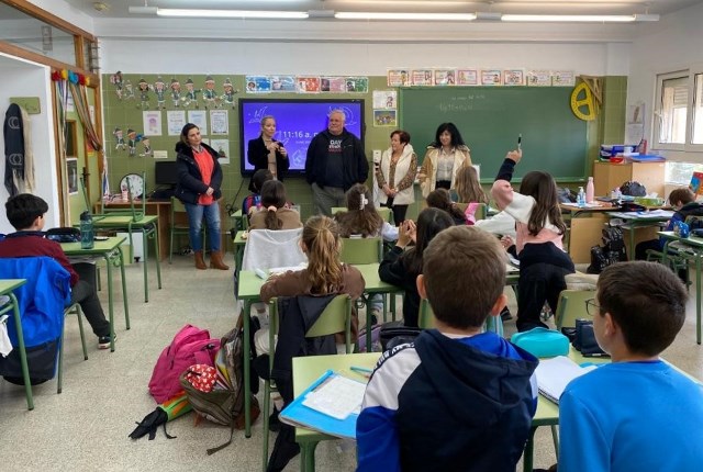 El Ayuntamiento y el CEIP Las Lomas ponen en marcha el proyecto “No conviertas la playa en tu cenicero”