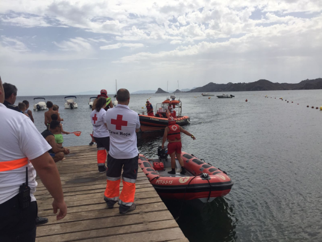 Servicios de emergencia rescatan y evacúan en embarcación a una mujer en el entorno de Cabo Cope en Águilas