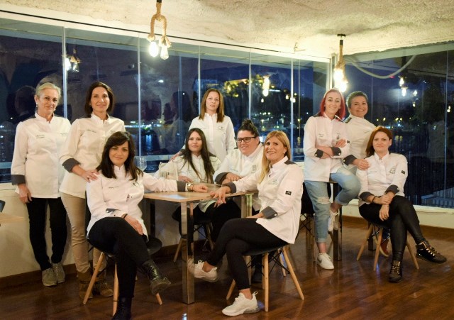 Diez mujeres aguileñas calientan fogones para ofrecer una cena solidaria a beneficio de la Asociación Española Contra el Cáncer