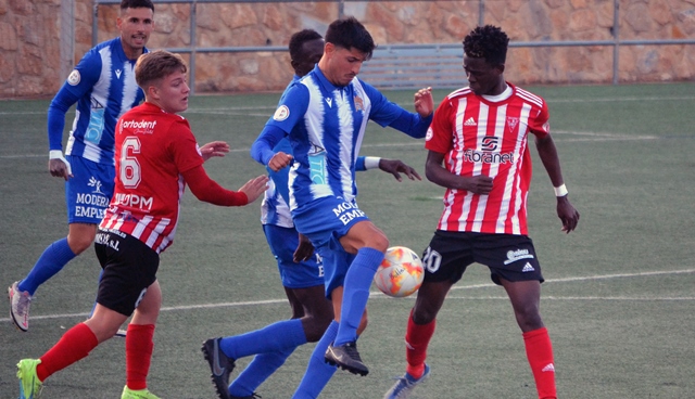 El Águilas vence con mucha dificultad a un buen Bullense y regresa a lo más alto de la clasificación
