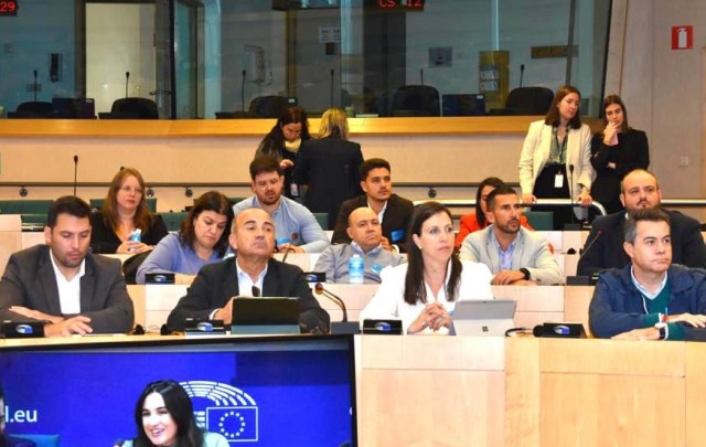 El secretario de organización del PSOE aguileño participa en una jornada en el Parlamento sobre fondos europeos