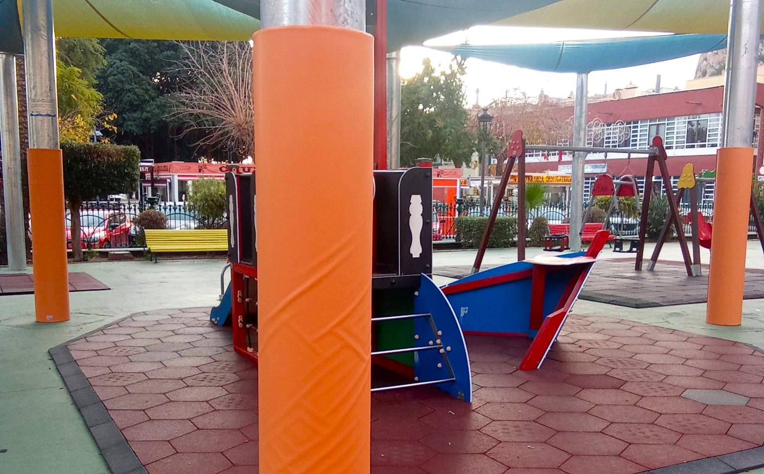 Las estructuras de sombraje del parque Robles Vives cuentan ya con superficies acolchadas