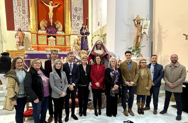 Los moraos celebran su tradicional besamanos a la Soledad