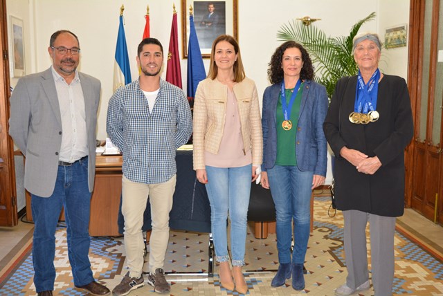 La alcaldesa de Águilas y el edil de Deportes reciben a las campeonas masters de España en natación 