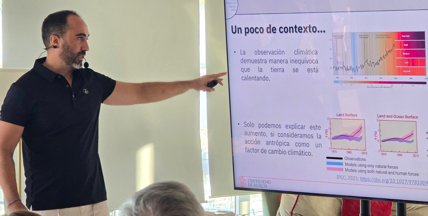 Éxito de participación en la conferencia sobre riesgo climático de Salvador Gil Guirado en el Club Náutico de Águilas