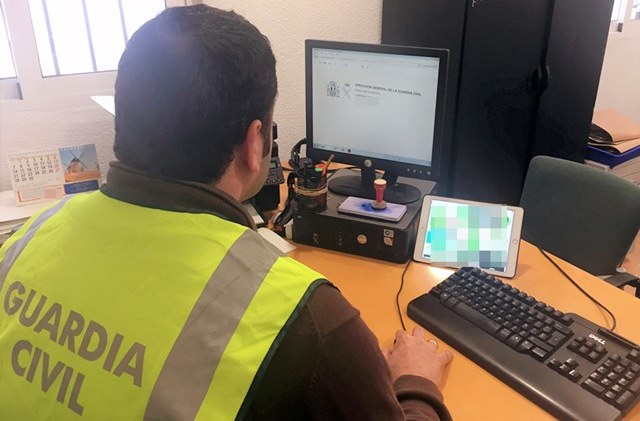 La Guardia Civil detiene en Águilas a un joven que, después de abordar sexualmente a una chica, arrolló a otros jóvenes con un vehículo