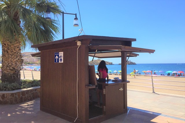 Los puntos de información turística en playas ya están prestando servicio en Águilas 