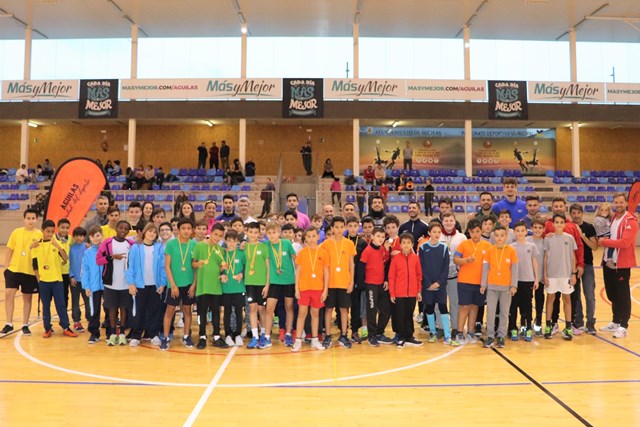  Los escolares aguileños “juegan al atletismo”