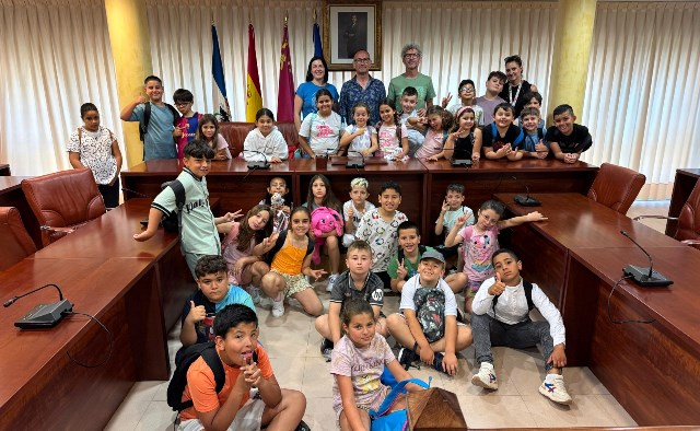 Alumnos del CEIP Joaquín Tendero visitan el Ayuntamiento de Águilas