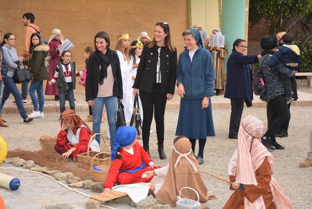 El colegio María Inmaculada  de Águilas celebra la Navidad con su tradicional Belén Viviente