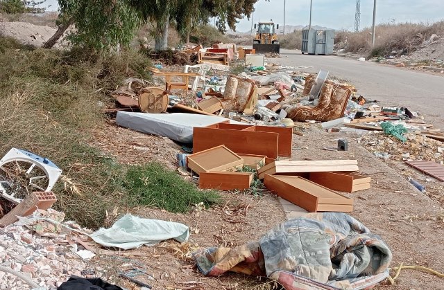 El Ayuntamiento de Águilas denuncia que escombros, muebles, colchones y hasta cadáveres de jabalíes se depositan de manera incontrolada en la vía pública