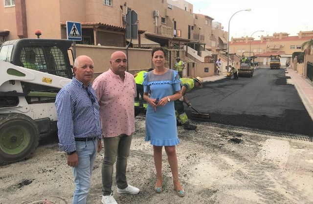 Las obras de mejora de la calzada y la red de aguas de la calle Democracia de Águilas y adyacentes se encuentran ya en su última fase