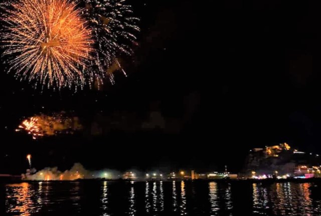 Cerca de 50.000 personas disfrutan de “la noche los cohetes” en la Bahía de Levante de Águilas  
