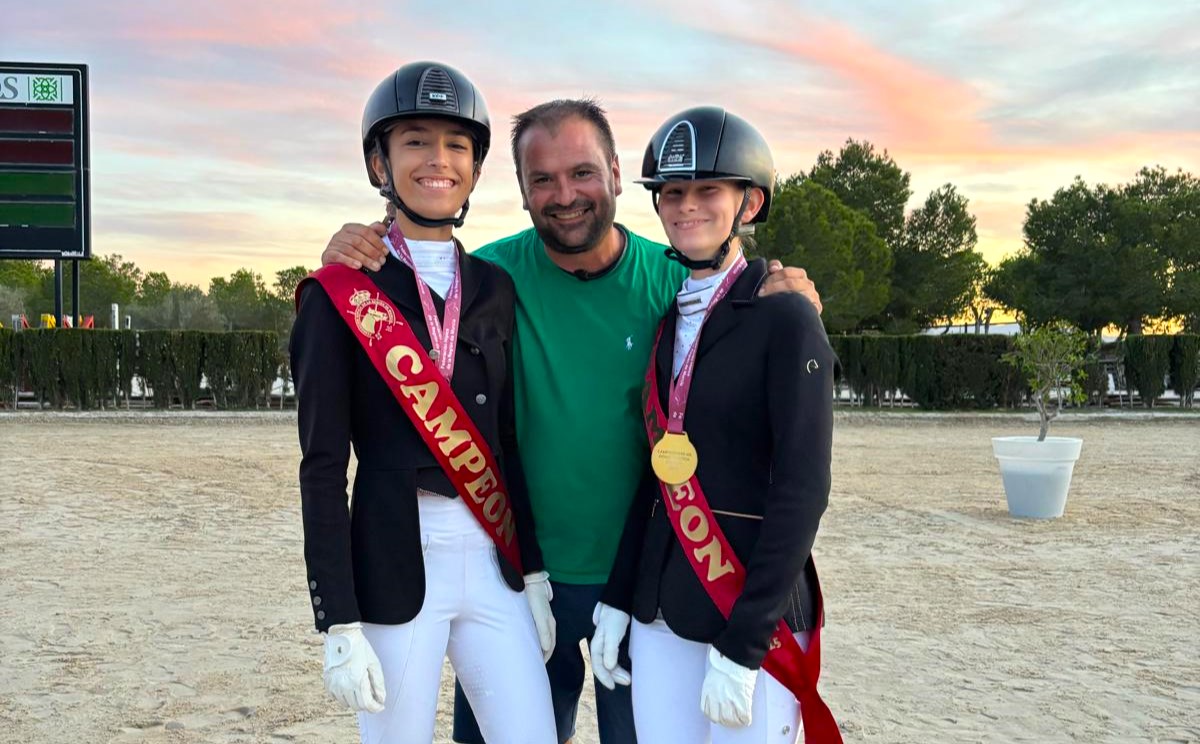 Las aguileñas Sara García Haro y Laura Ruiz López se alzan con el Campeonato Regional de Doma Clásica por Equipos