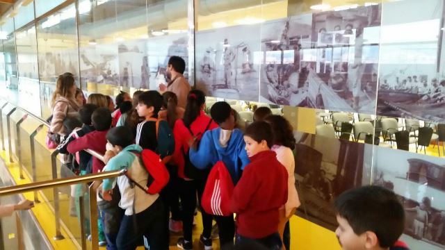 La Lonja de Águilas acoge la exposición del concurso de dibujo 'La mar es vida, cuídala' del Programa Ecoescuelas Litorales