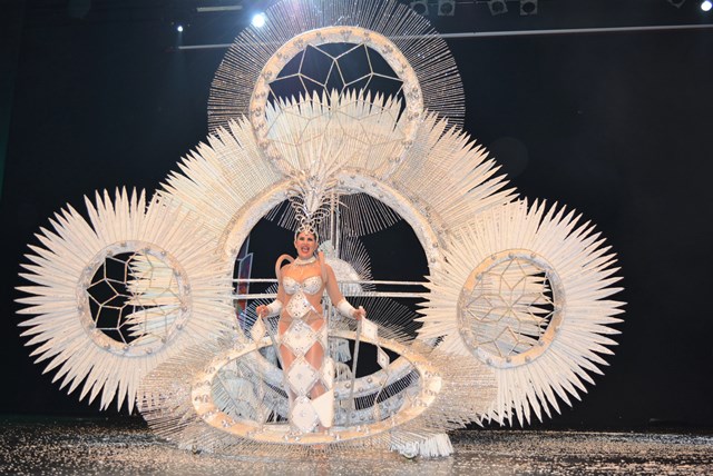 ‘Frozen de Carnaval’ gana el concurso de trajes de papel y Cristel Van Den vuelve a alzarse con el primer premio en maquillaje corporal