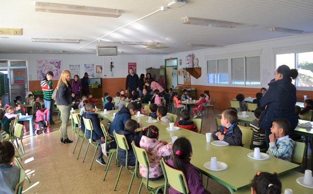 Alumnos de los colegios Ramón y Cajal y Urci de Águilas comparten un desayuno saludable