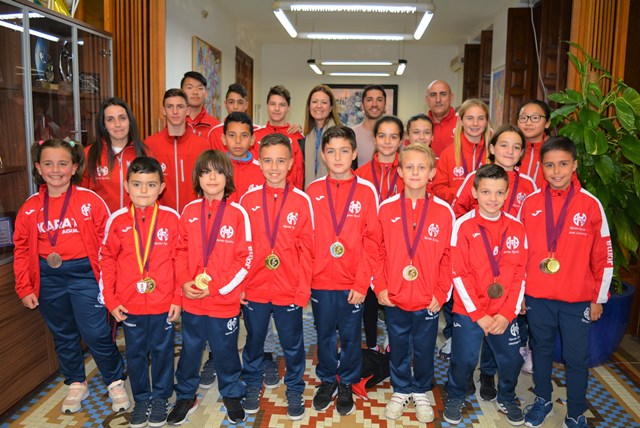La alcaldesa recibe a los integrantes del Club Kárate Águilas tras los éxitos cosechados en el Campeonato Regional Infantil y Senior