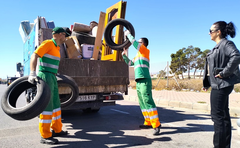Los vertidos incontrolados, principal problema de la limpieza en el Polígono Industrial de Águilas