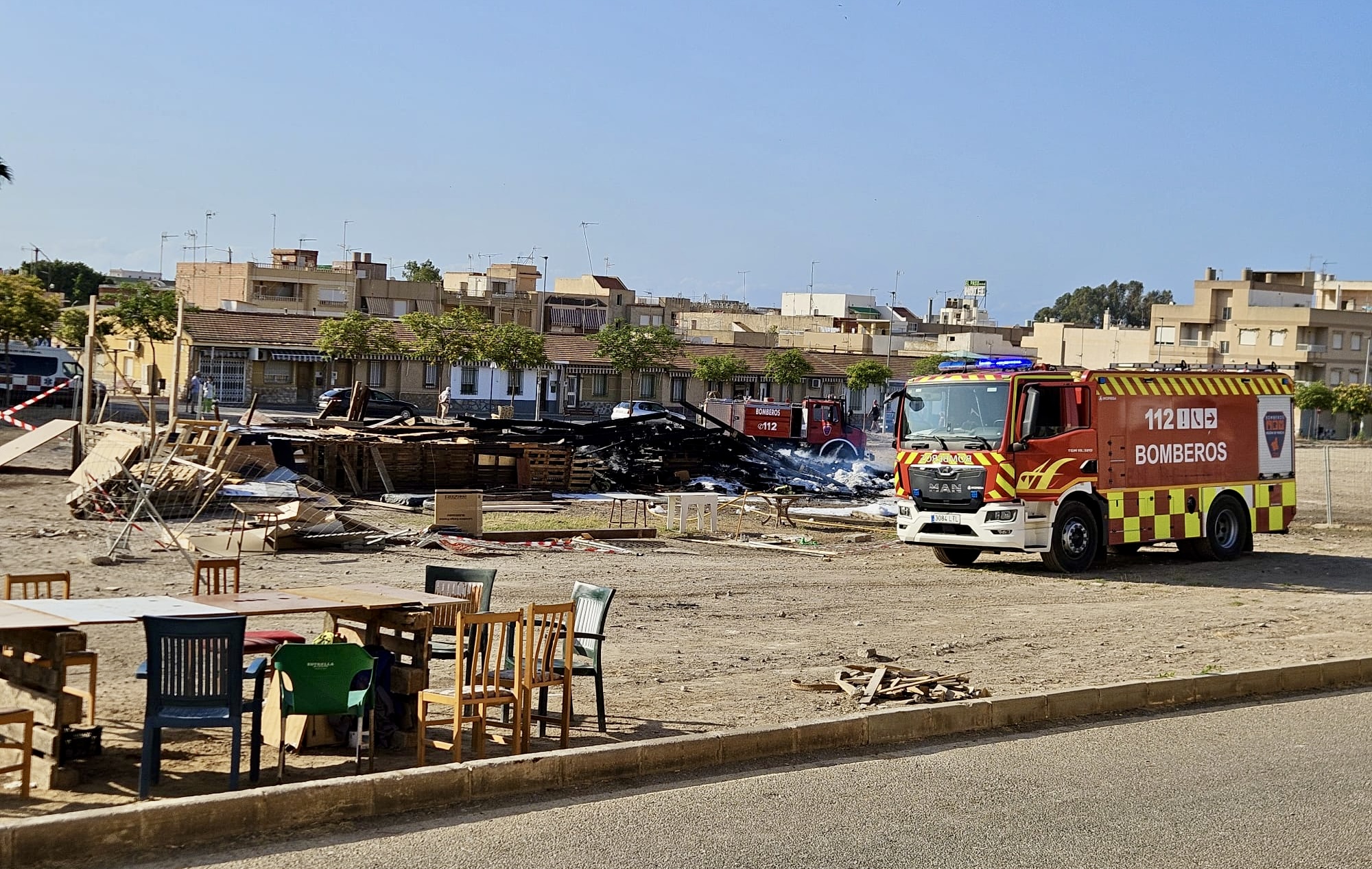 El fuego calcina la tradicional hoguera de la calle Murcia días antes de su finalización en Águilas