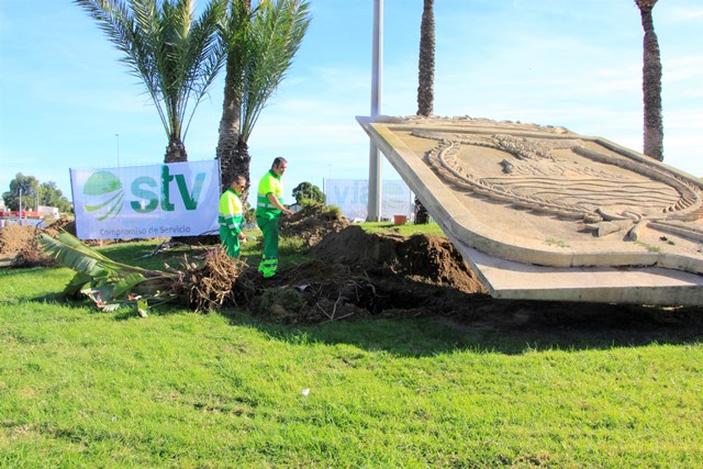 La rotonda de entrada al municipio cambiará su imagen e incorporará unas letras gigantes con el eslogan ‘Águilas Te quiere +’