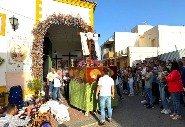 Los costaleros infantiles del Paso Morado recorren las calles con el Paso Chico
