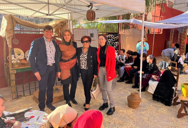 El colegio San Juan de las Águilas celebra la Navidad con la puesta en escena de un Belén Viviente