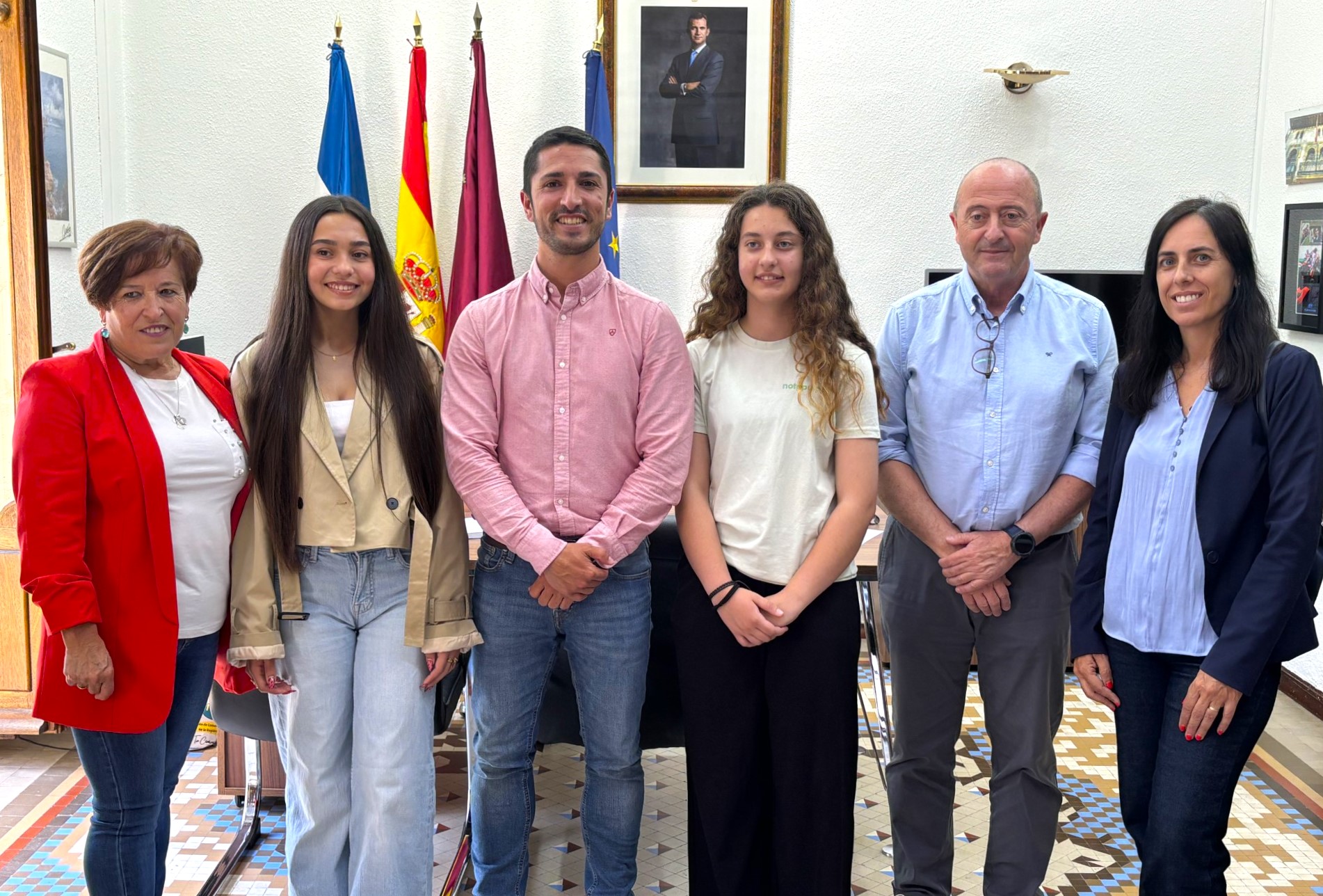 El Ayuntamiento de Águilas recibe a dos alumnas del IES Europa distinguidas con prestigiosas becas educativas